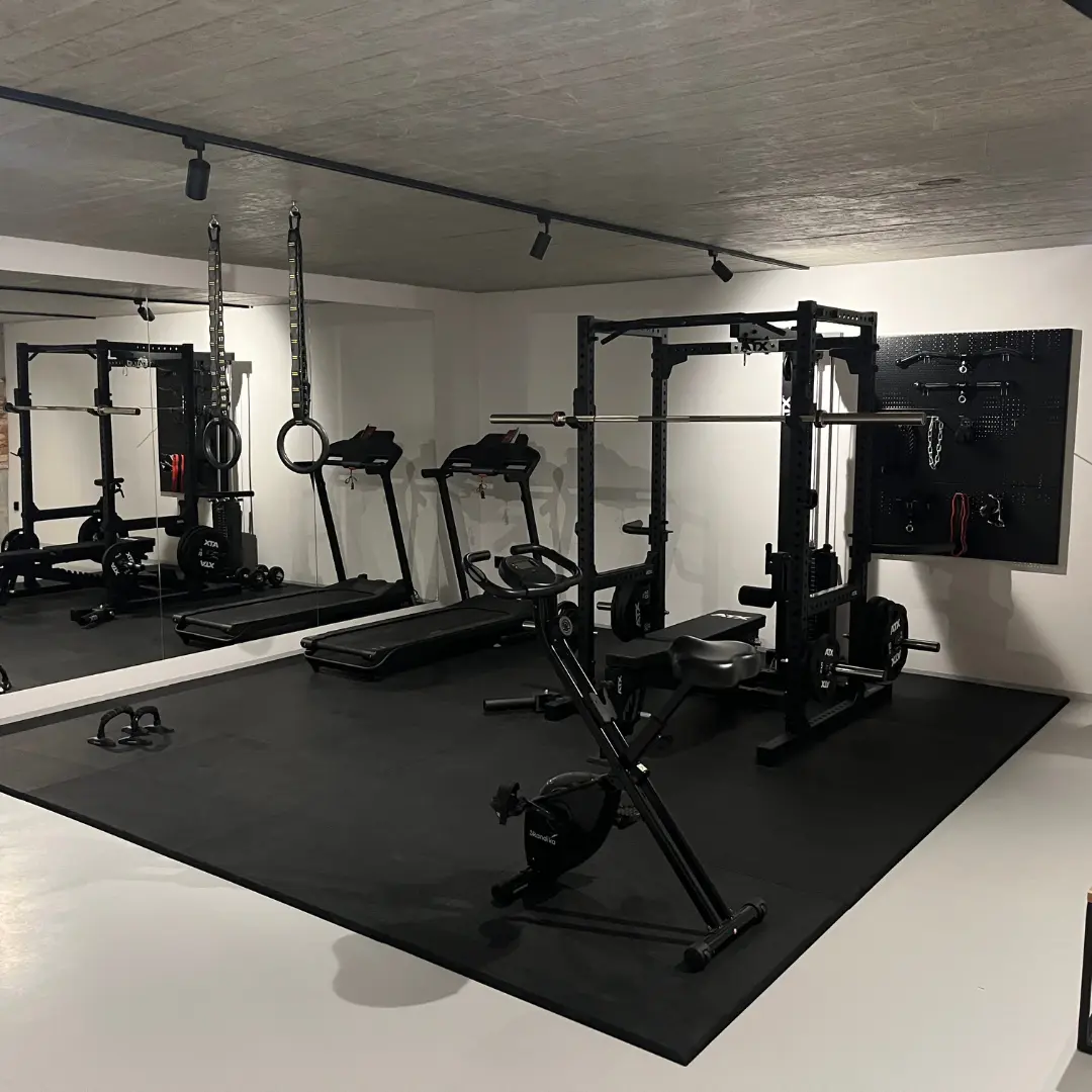Elegancka strefa treningowa 16 m2 z matami Gym Square Pro